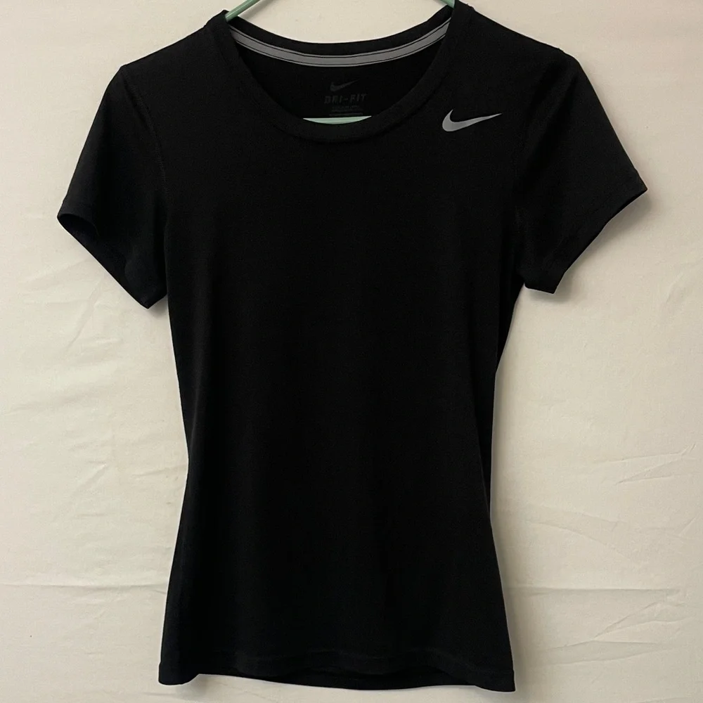 Nike Dri-FIT women’s – Size XS Black Short Sleeve Athletic Top (M9)✨